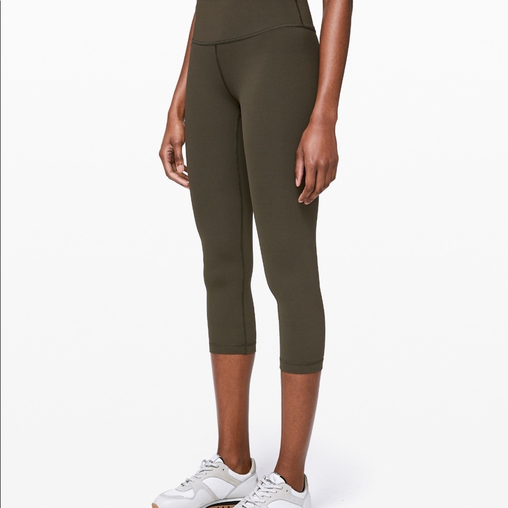 NWT Lululemon Wunder Under MR 21” Crop Size 4